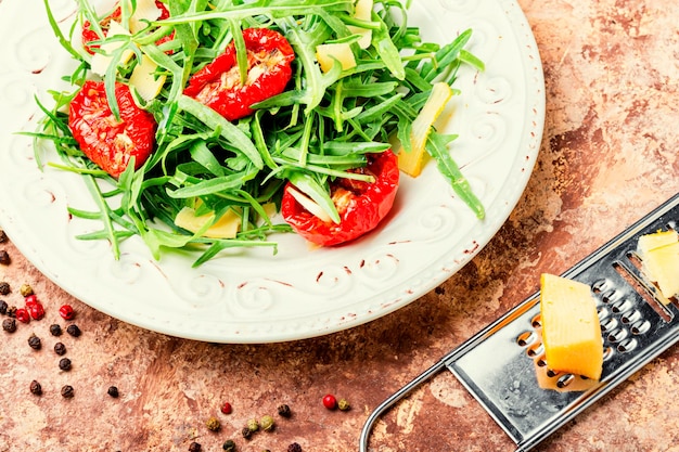 Insalata con pomodori secchi ed erbe aromatiche. Insalata primaverile