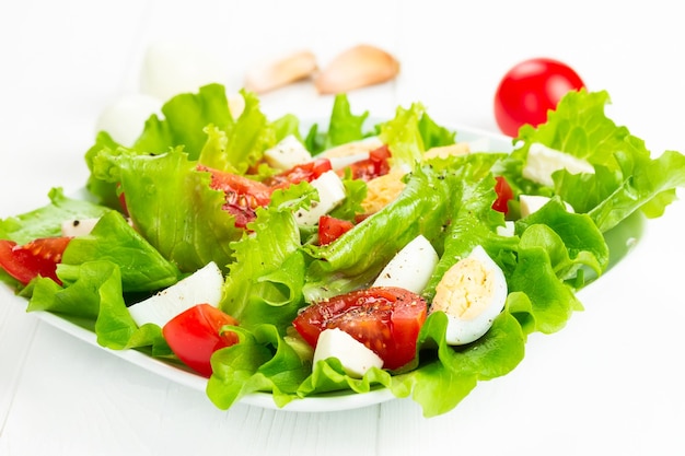 Insalata con pomodoro fresco mozzarella e uova di quaglia