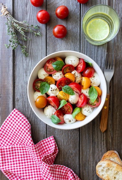 Insalata con pomodoro mozzarella e basilico Alimentazione sana Cibo vegetariano