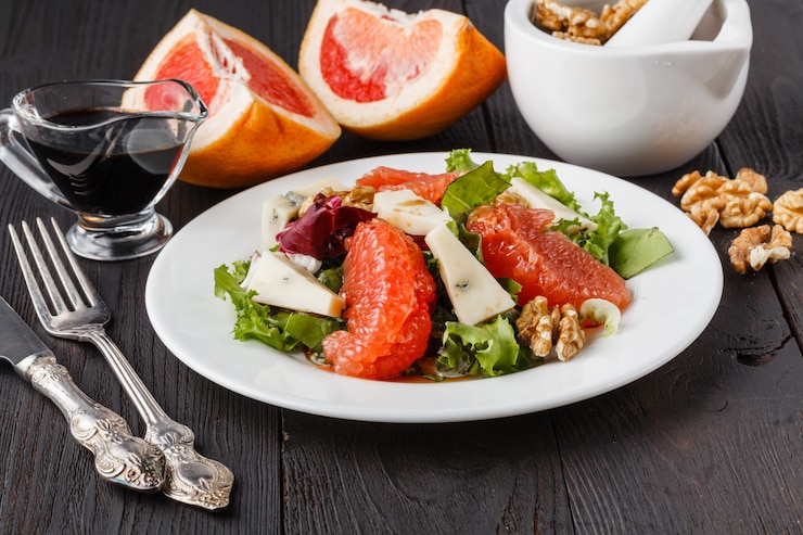 Foto insalata con pompelmo e gorgonzola
