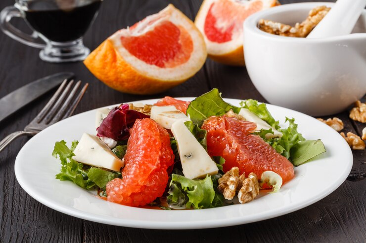 Foto insalata con pompelmo e gorgonzola