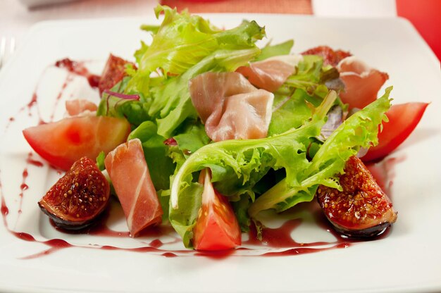 Insalata con prosciutto e fichi