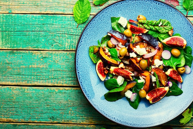 Insalata con prugne e fichi, spazio per il testo