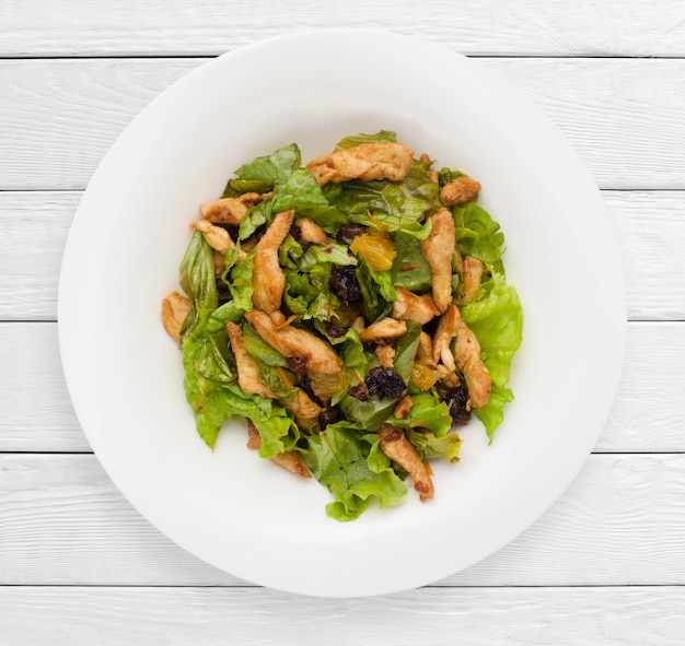 Insalata con prugne e filetto di pollo fritto