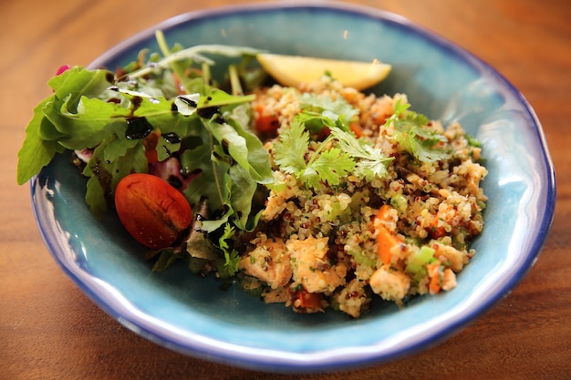 insalata con quinoa e salmone