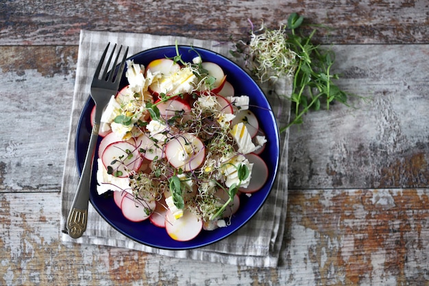 Insalata con ravanelli, formaggio bianco e microgreens.