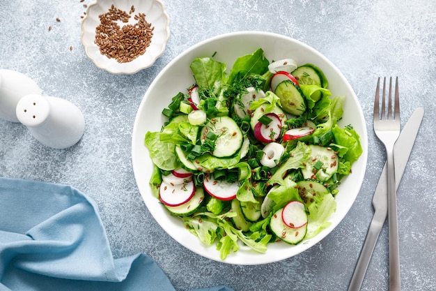 Insalata con ravanello e cetriolo di lattuga verde fresca