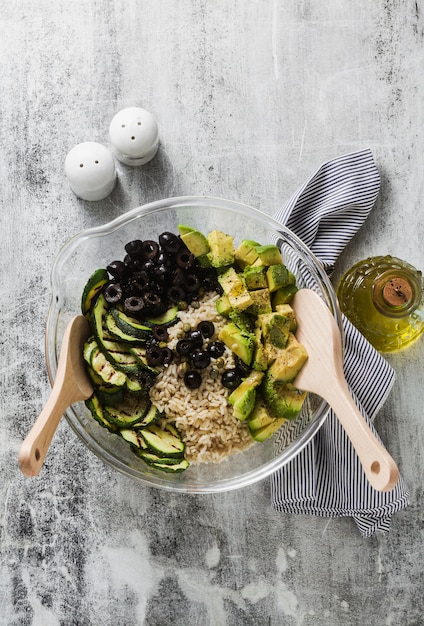 Insalata con riso con zucchine, avocado, olive e capperi