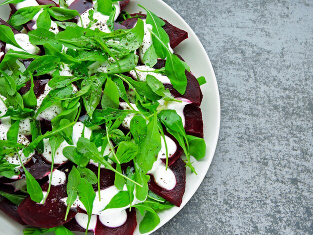 Insalata con rucola e barbabietola condita con yogurt greco