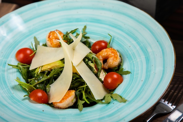 Insalata con rucola e gamberetti