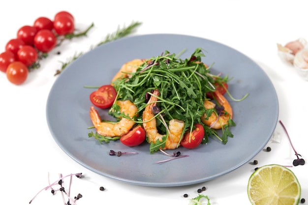 Insalata con rucola fresca ciliegia e gamberetti succosi