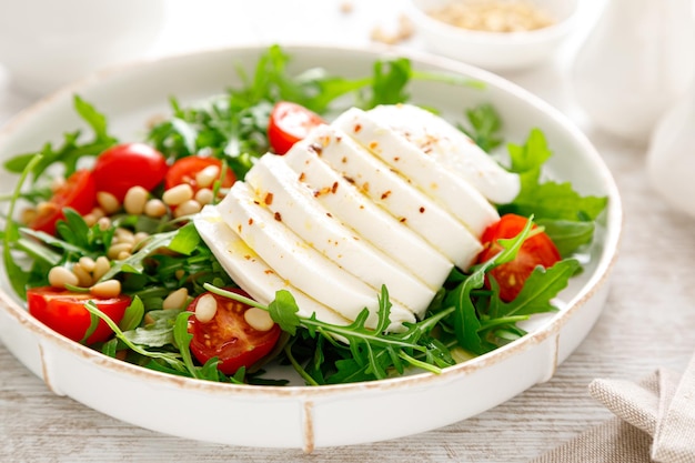 Insalata con rucola mozzarella e pinoli