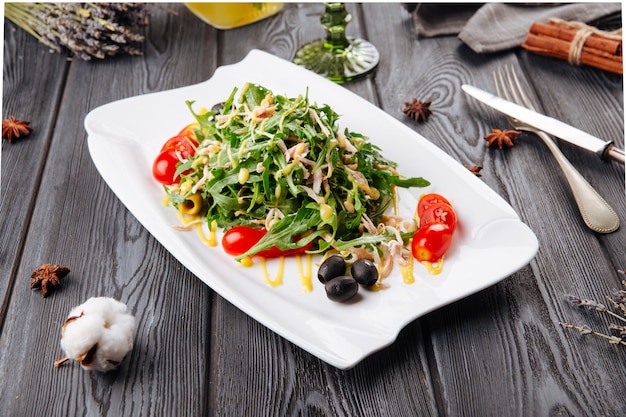 Insalata con rucola pomodori e pinoli