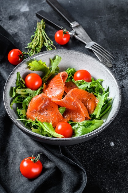 Insalata con salmone affumicato, rucola, avocado e pomodorini