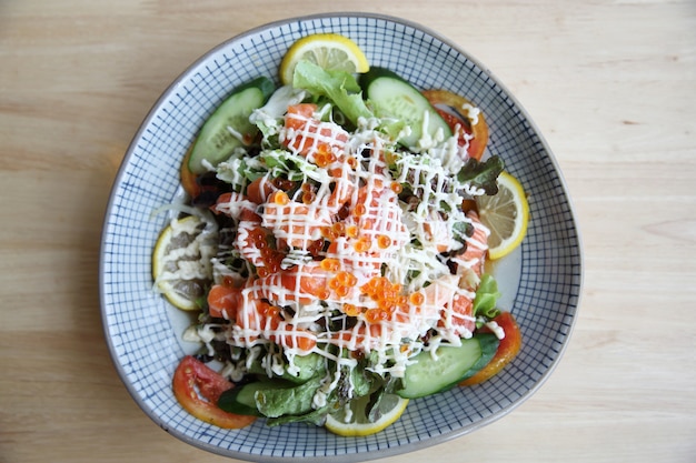 Insalata con salmone cibo giapponese