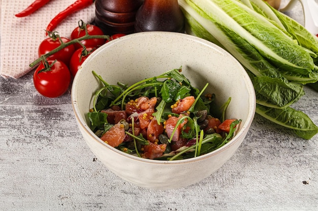 Insalata con salmone e arugula