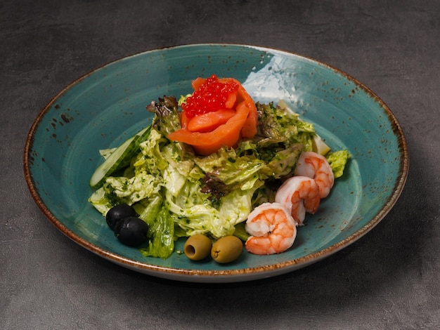 Insalata con salmone e gamberetti caviale rosso e cetriolo