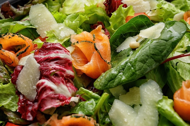 Insalata con salmone e parmigiano in un piatto