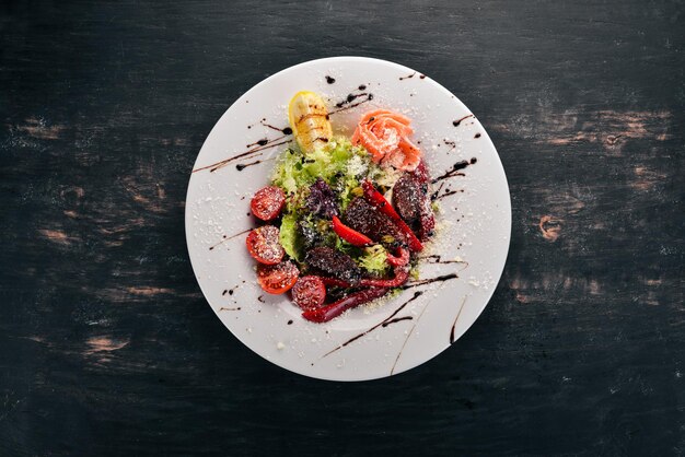 Insalata con salmone e pomodori Cucina italiana su sfondo di legno Vista dall'alto Copia spazio