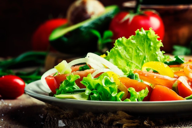 Insalata con salmone salato e verdure Fuoco selettivo sullo sfondo di legno d'epoca