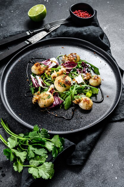 Insalata con seppie grigliate e rucola.