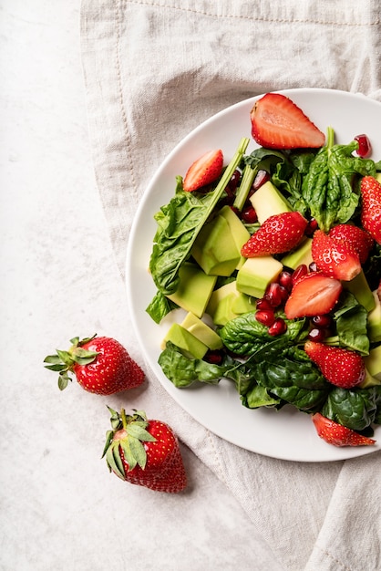 Insalata con spinaci, avocado e fragole