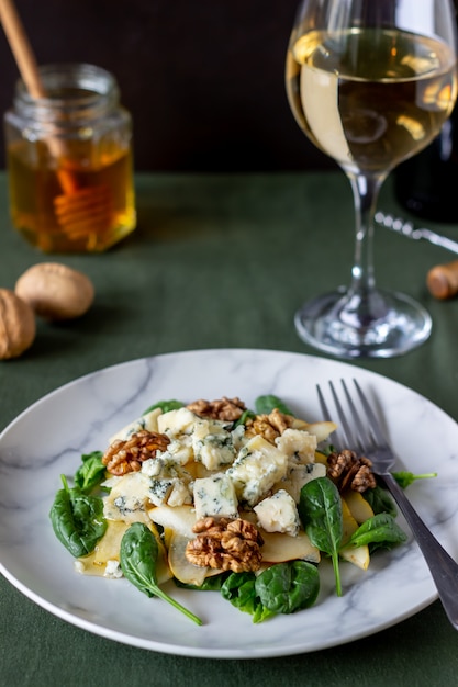 Insalata con spinaci, pere e gorgonzola. Mangiare sano. Cibo vegano. Dieta. Ricetta.