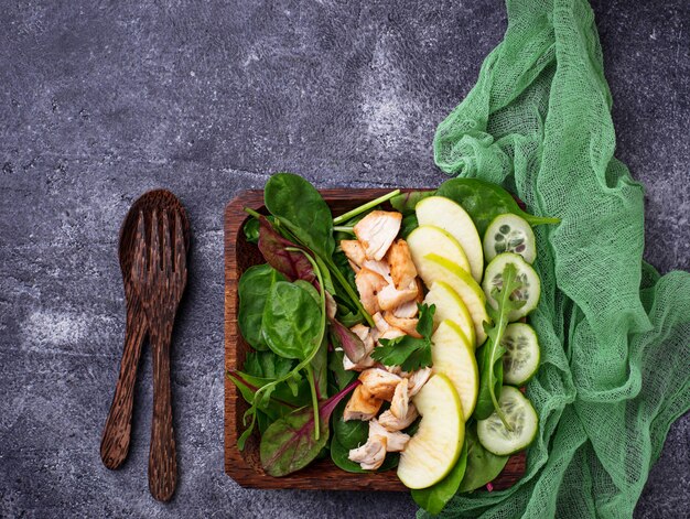 Insalata con spinaci, pollo, cetriolo e mela. Messa a fuoco selettiva