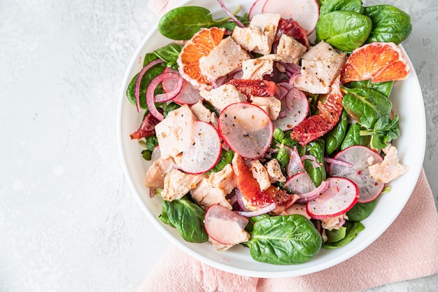 Insalata Con Spinaci Salmone Grigliato Ravanello E Arance Siciliane