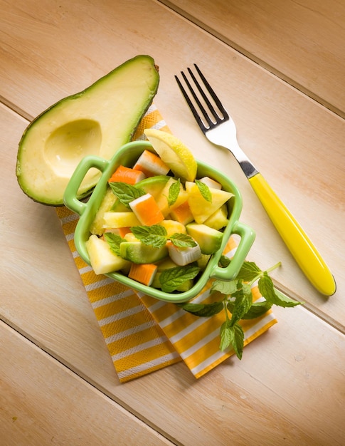 Insalata con surimi di avocado e ananas