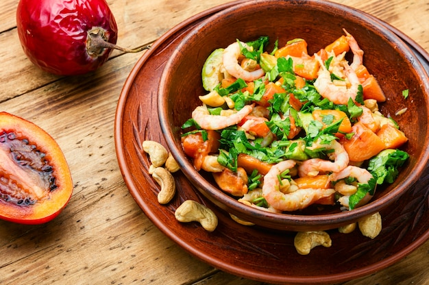 Insalata con tamarillo, gamberi e avocado