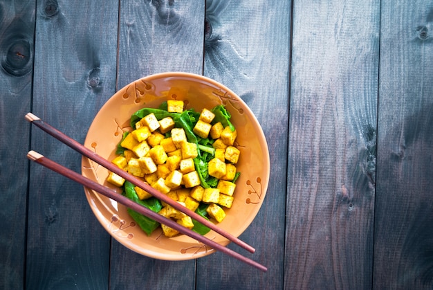 Insalata con tofu e spinaci fritti