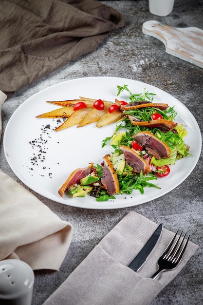 Insalata con tonno, avocado, rucola, pere candite e pomodorini