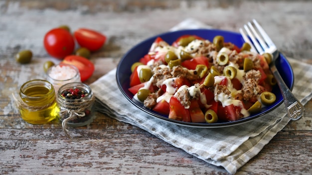 Insalata con tonno, olive e salsa tartara