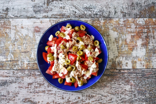 Insalata con tonno, olive e salsa tartara