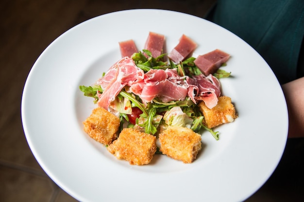 Insalata con tonno, pancetta e bocconcini. Foto di alta qualità