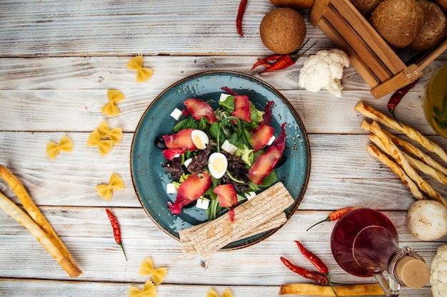 Insalata con trota di pesce feta olive condimento al limone