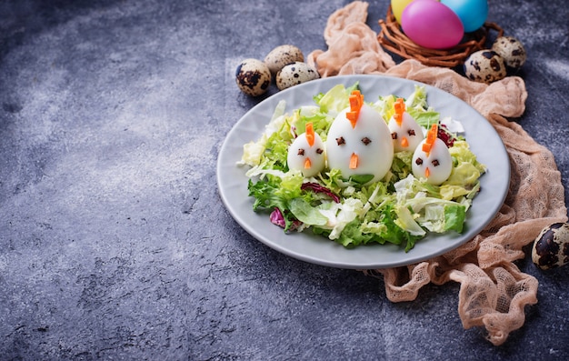 Insalata con uova a forma di pollo. Cibo festivo