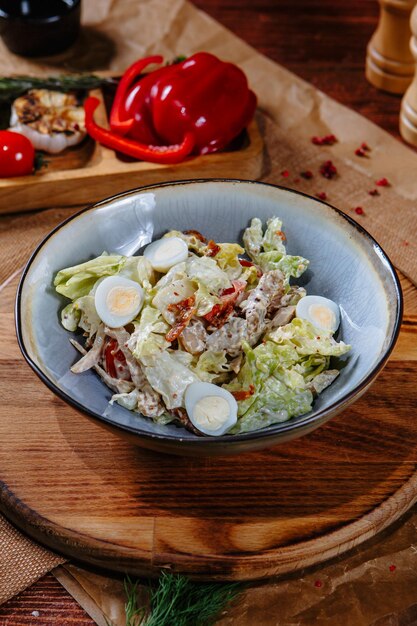 Insalata con uova di quaglia e pomodori secchi Vista dall'alto