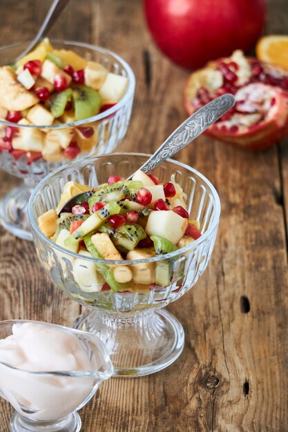 Insalata con varie frutta fresche in ciotole di vetro