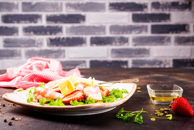 Insalata con verdure al formaggio, pancetta e fragole