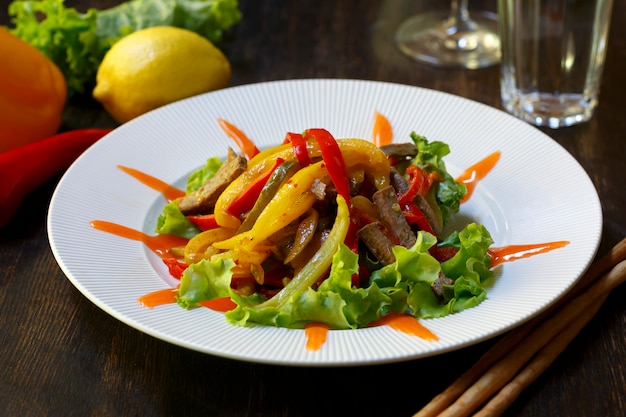 Insalata con verdure e crostini di pane