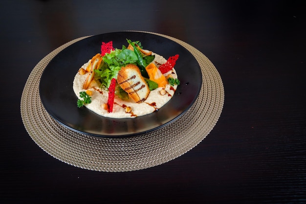 Insalata con verdure e pane su sfondo nero