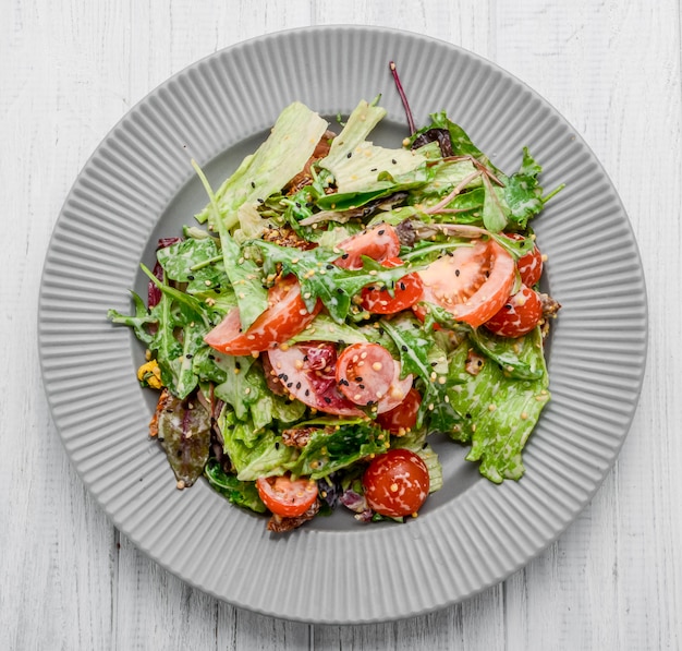 Insalata con verdure fresche con pomodori secchi, carne e senape.