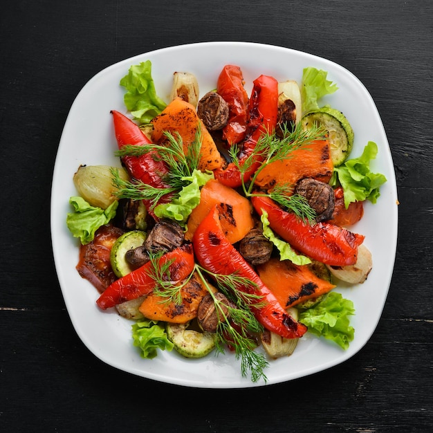 Insalata con verdure grigliate. Vista dall'alto. Spazio libero per il tuo testo. Stile rustico.