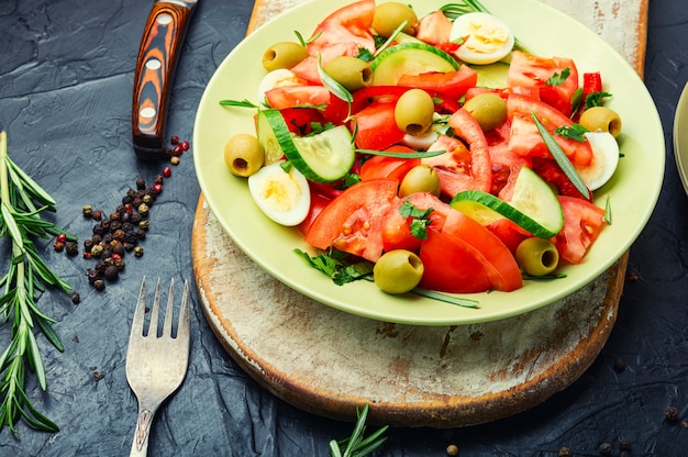 Insalata con verdure, olive, uova e rosmarino