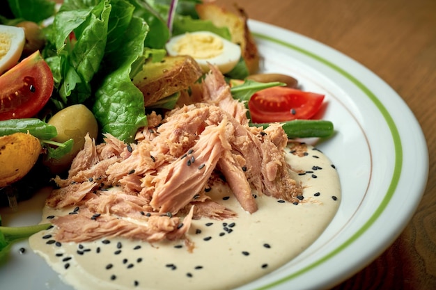 Insalata con verdure tonno e uovo sodo Insalata nizzarda Fondo in legno