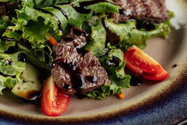 Insalata con vitello caldo e verdure