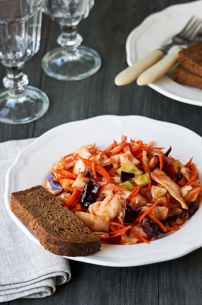 Insalata coreana con cavolo e carote su un piatto