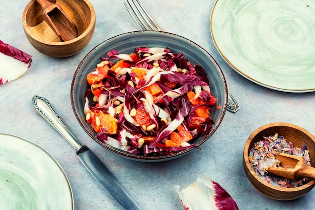 Insalata cruda colorata con pasto sano di cicoria